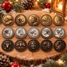 Les pièces de collection du kit Mythologie grecque sur une rondelle de bois, dans un décor de Noël enneigé