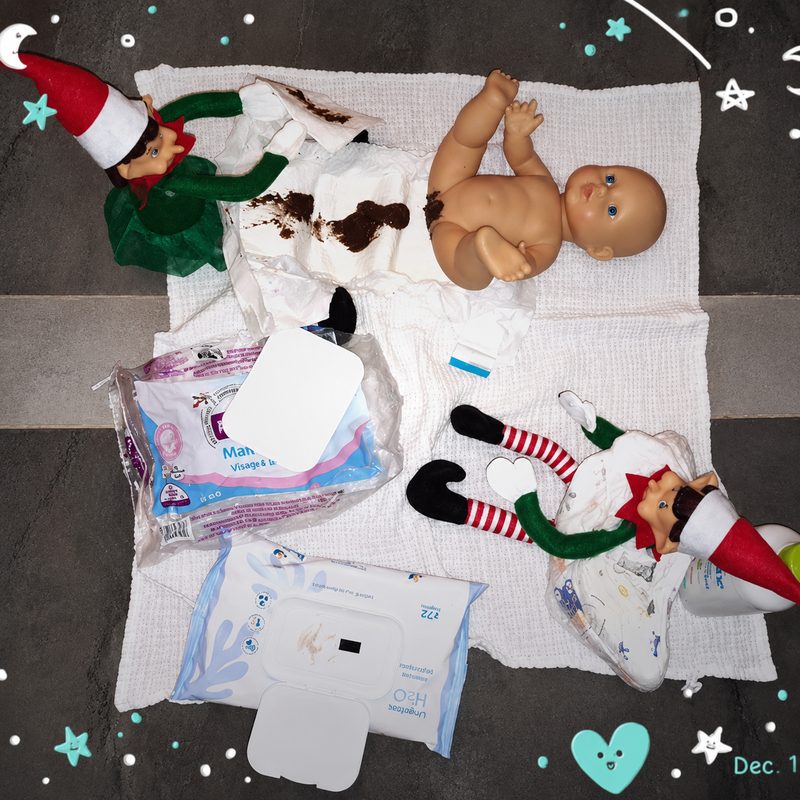 Bêtise de lutin : deux lutins changent la couche d'une poupée