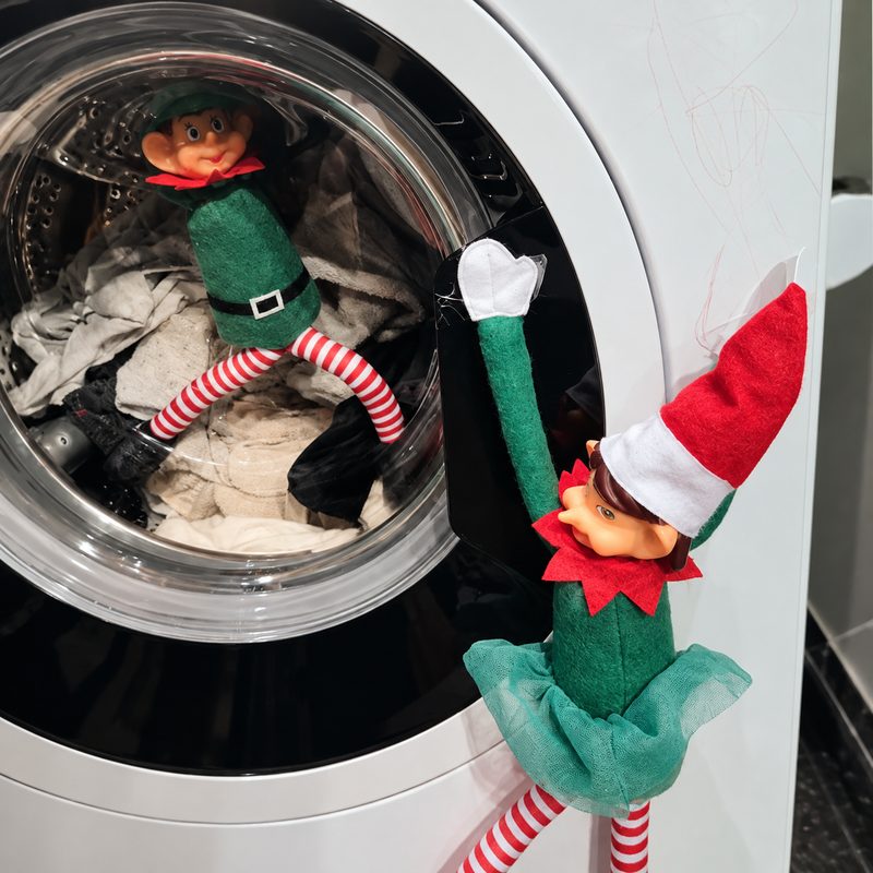 Bêtise de lutin : deux lutins jouent dans la machine à laver