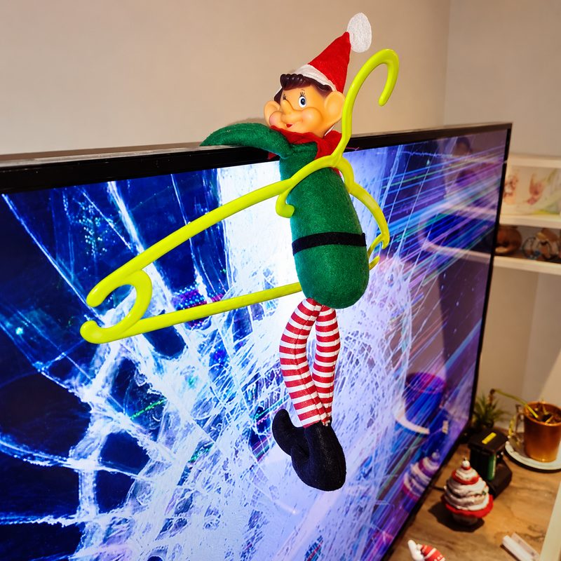 Bêtise de lutin : un lutin suspendu à la télévision avec un cintre